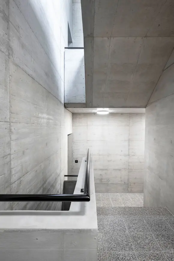 H02 Foto Innen Treppenhaus Treppenauge