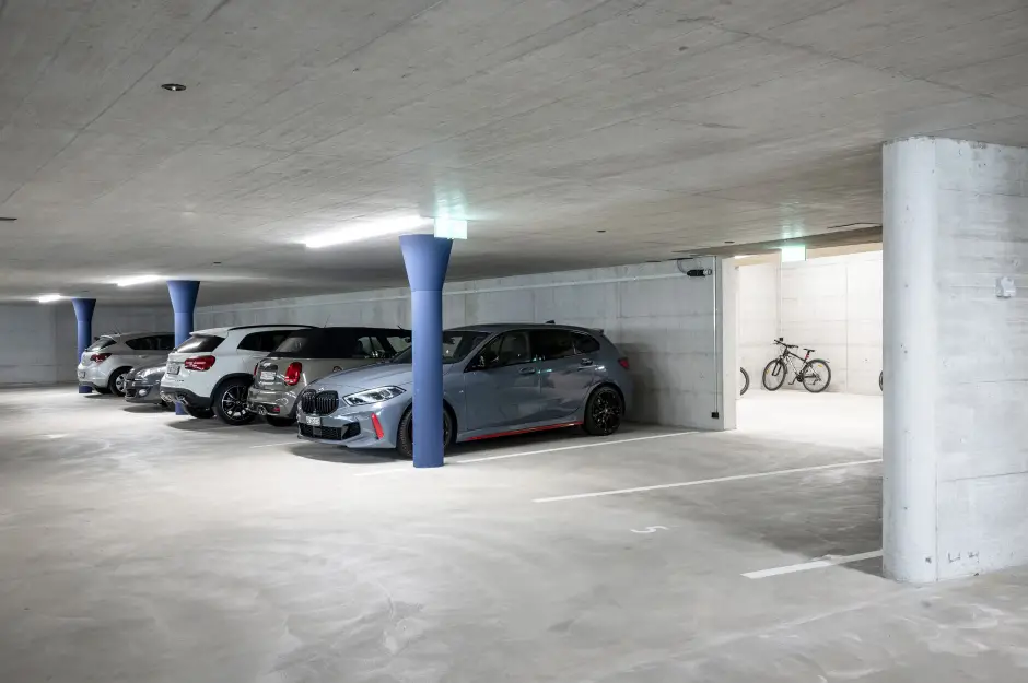 H02 Foto Innen Einstellhalle 01