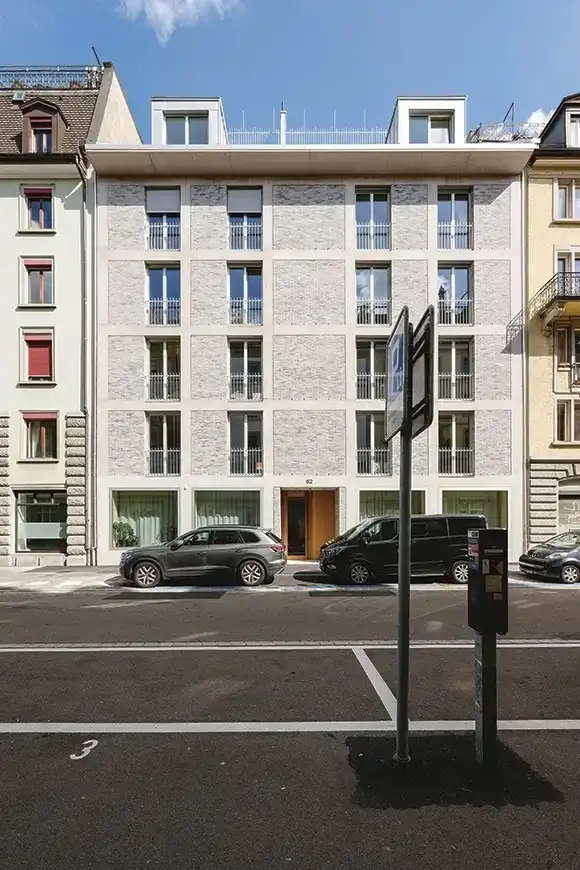 H09 Foto Aussen Strasse Frontal