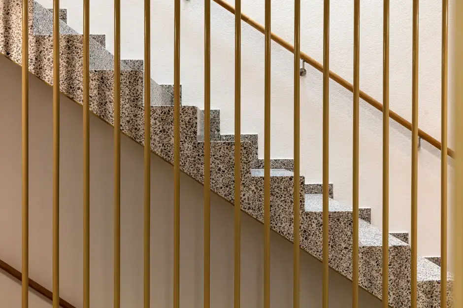 H19 Foto Innen Treppenhaus 02