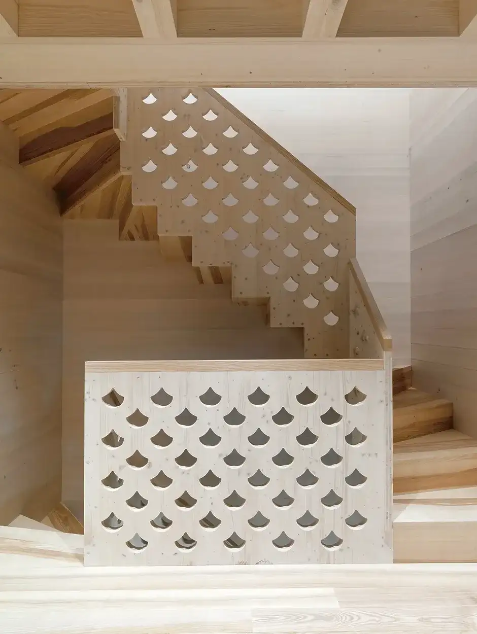 H28 Foto Innen Treppenhaus Geländer