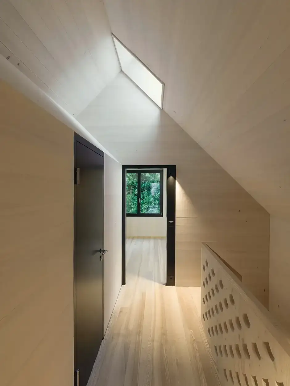 H28 Foto Innen Korridor Dachfenster