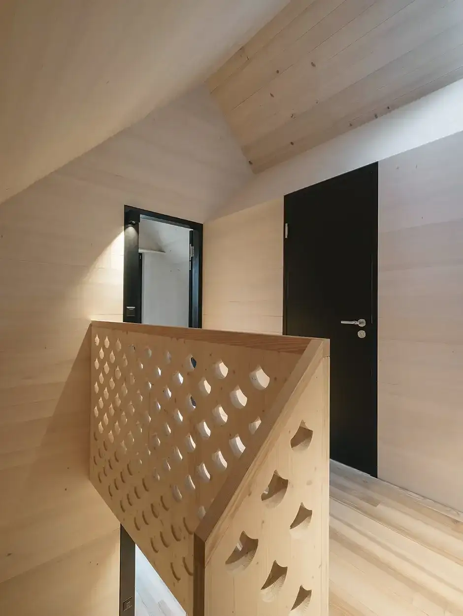 H28 Foto Innen Treppenhaus Korridor Dach