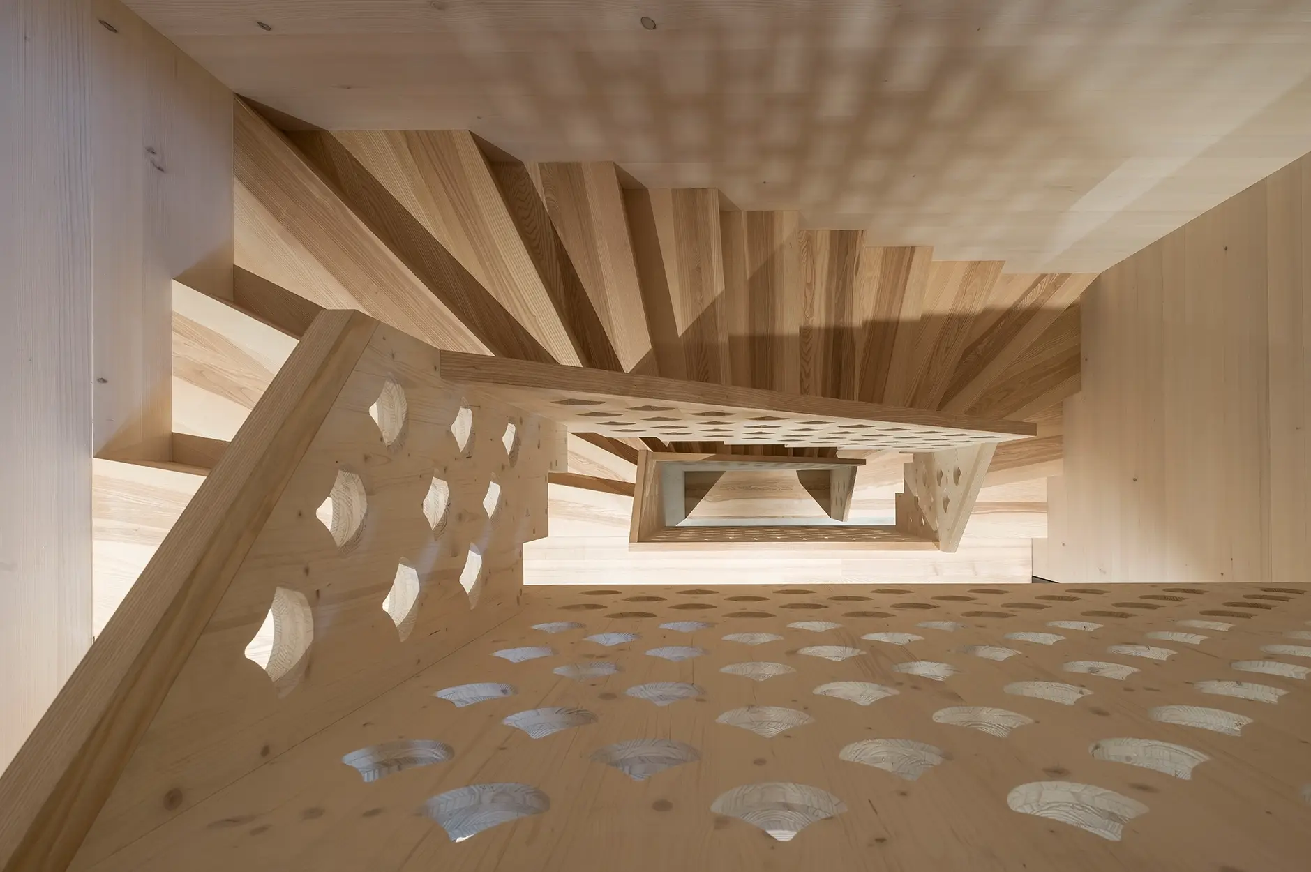 H28 Foto Innen Treppenhaus Treppenauge