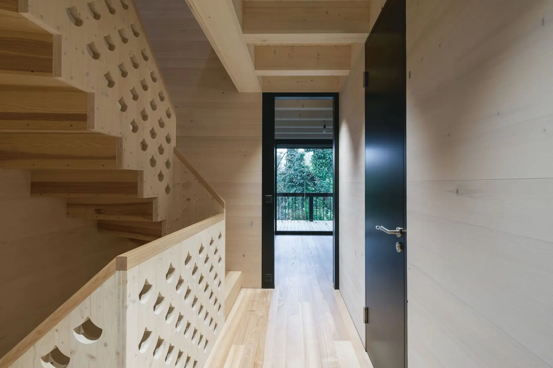 H28 Foto Innen Treppenhaus Korridor Zimmertuer