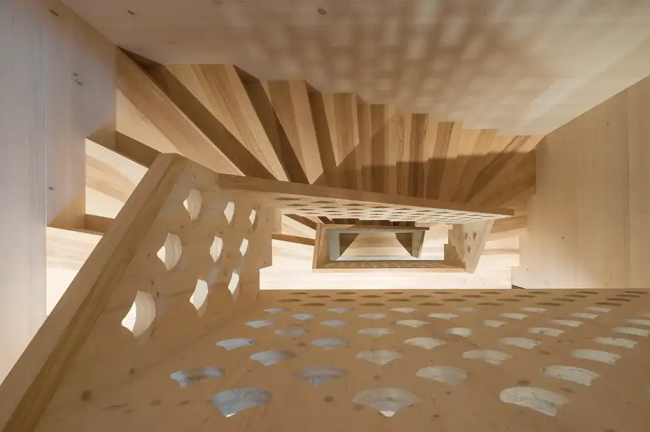 H28 Foto Innen Treppenhaus Treppenauge