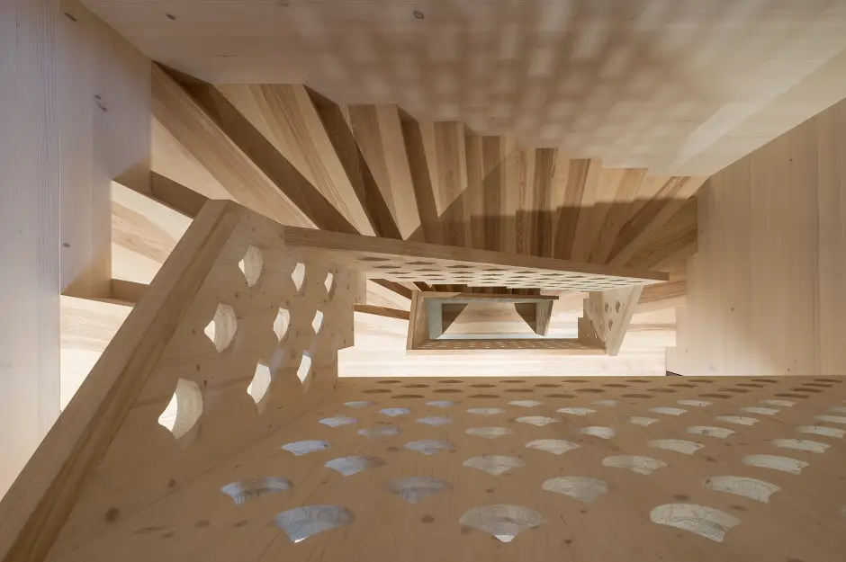 H28 Foto Innen Treppenhaus Treppenauge