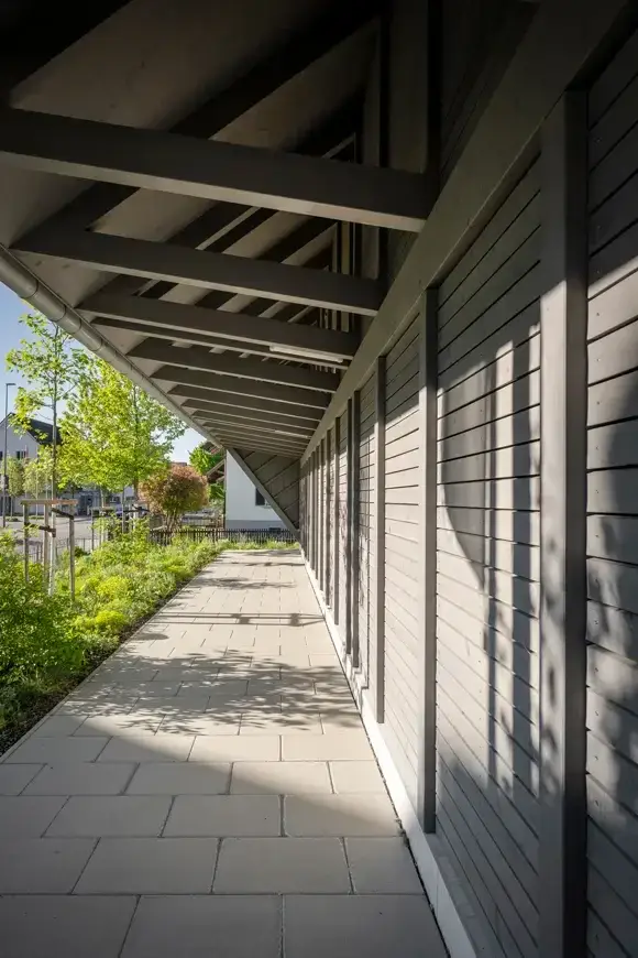 H31 B Foto Aussen Vorplatz Grünfilter 01