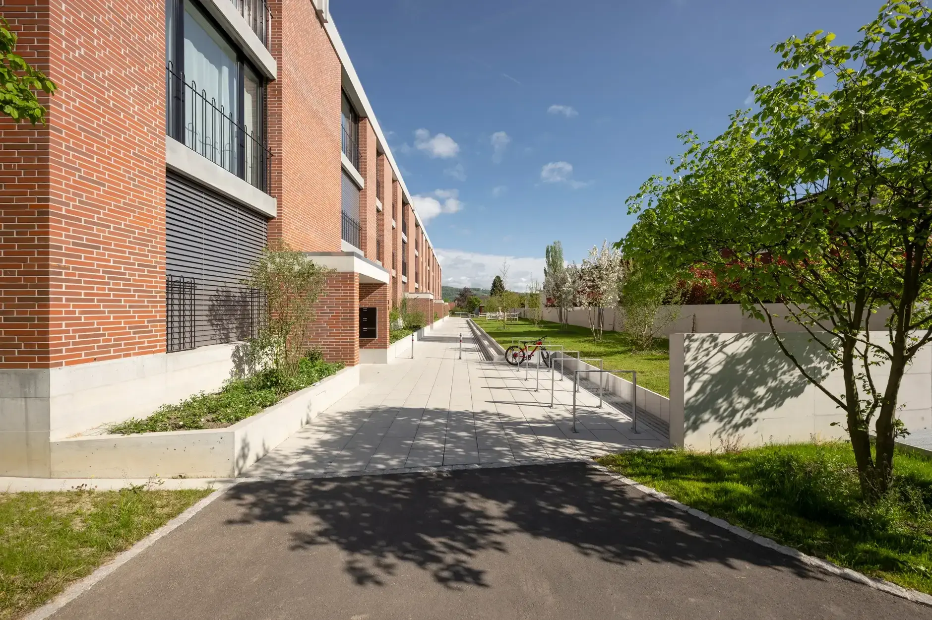 H37 Foto Aussen Erschliessung Zugang Strasse 02