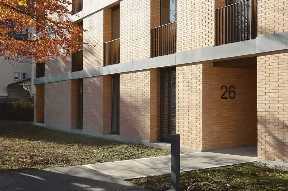 F28 Foto Aussen Eingang