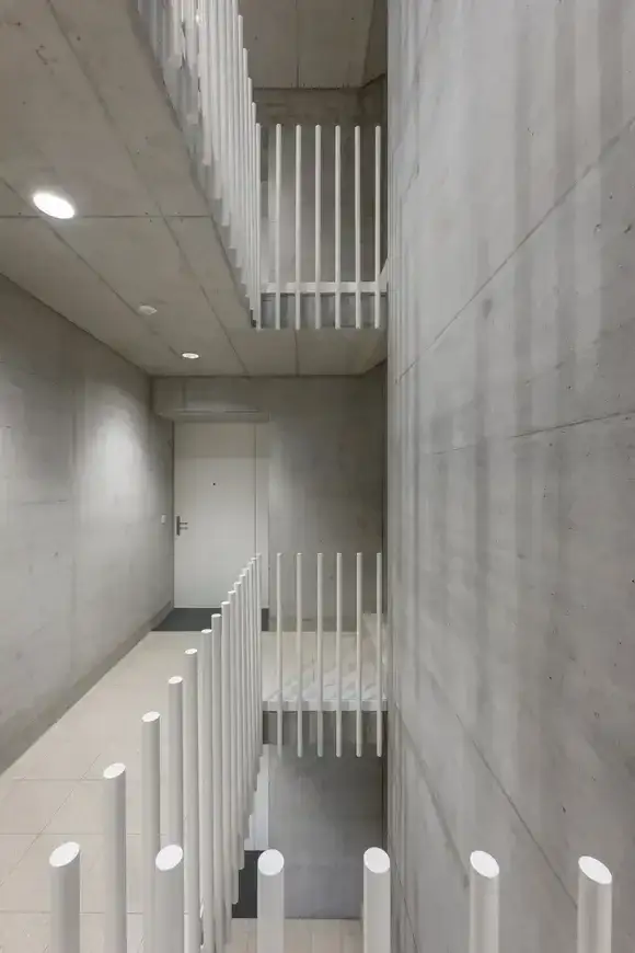 H51 Foto Innen Treppenhaus 02