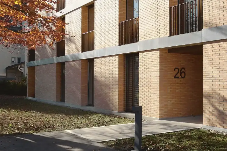 F28 Foto Aussen Eingang