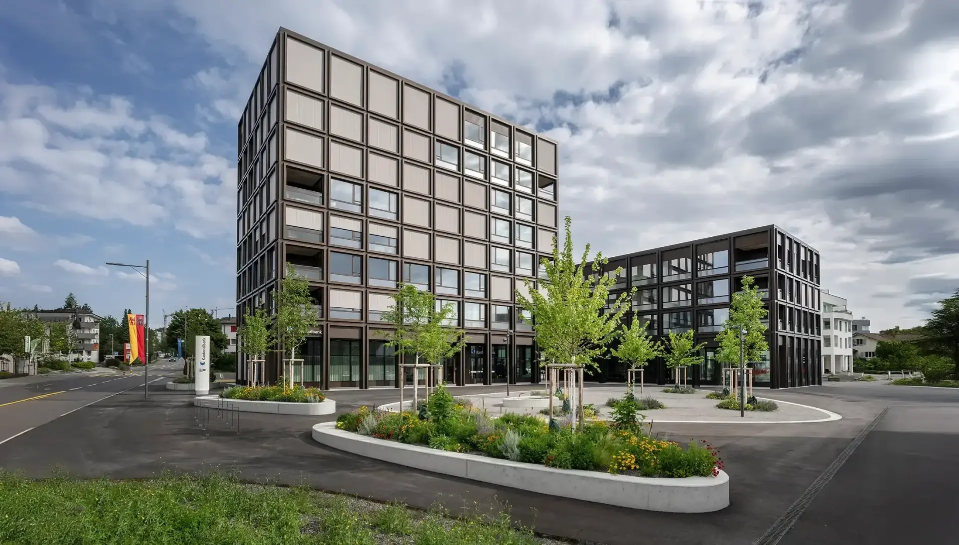 H54 A Foto Aussen Platz 03