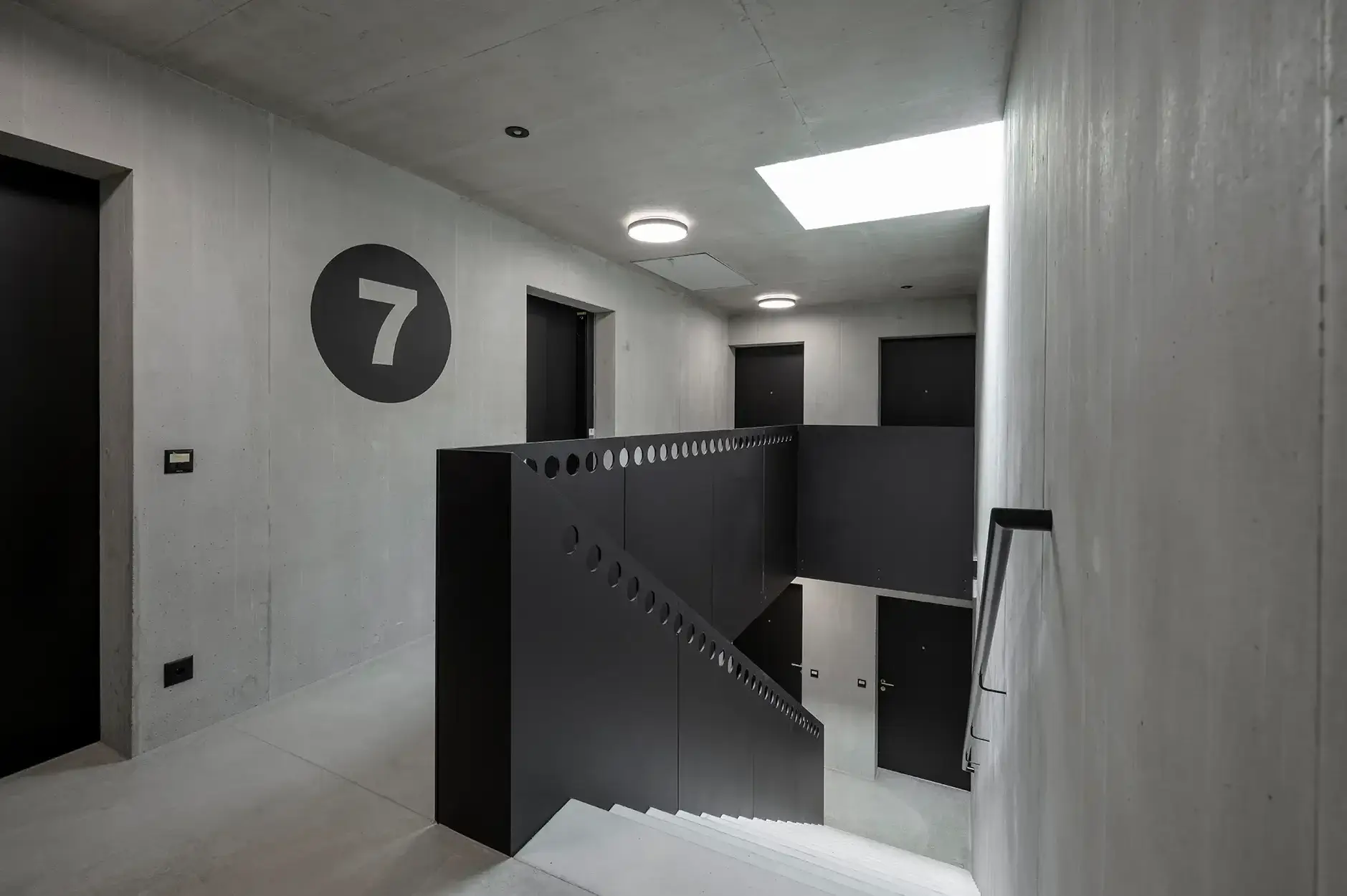 H54 A Foto Innen Treppenhaus Oberlicht Treppenauge