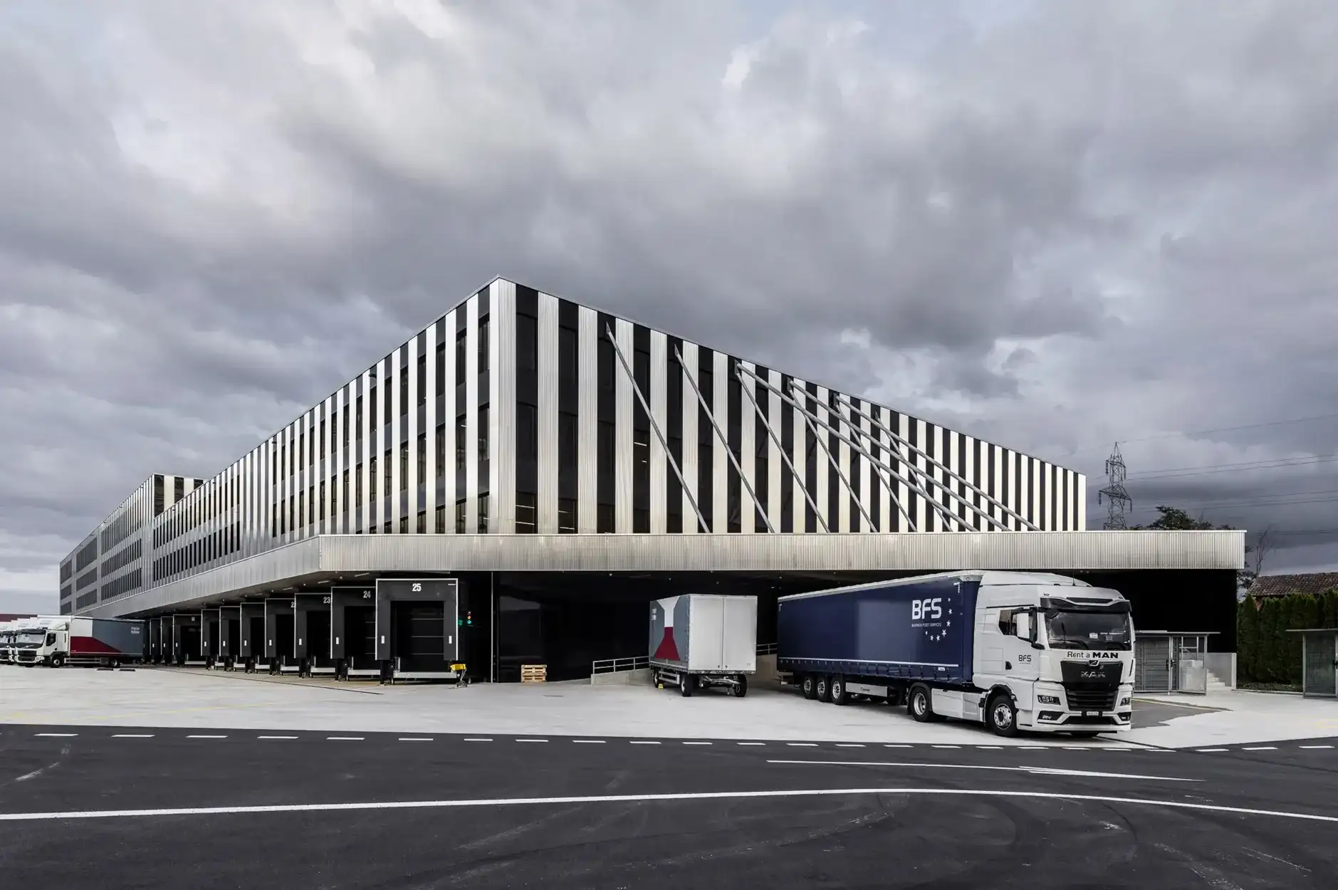 H62 Foto Aussen Anlieferung 02