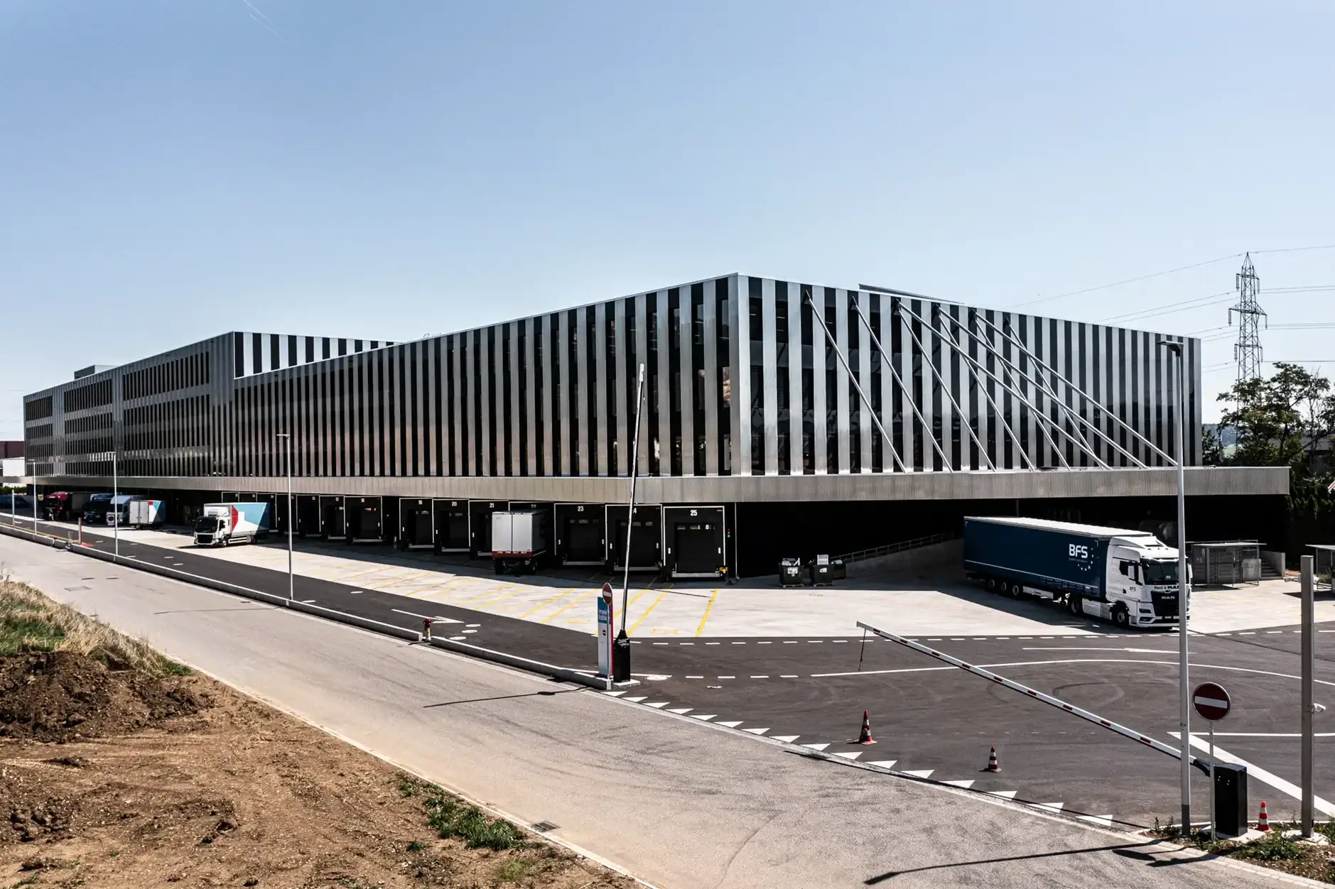 H62 Foto Aussen Anlieferung 01