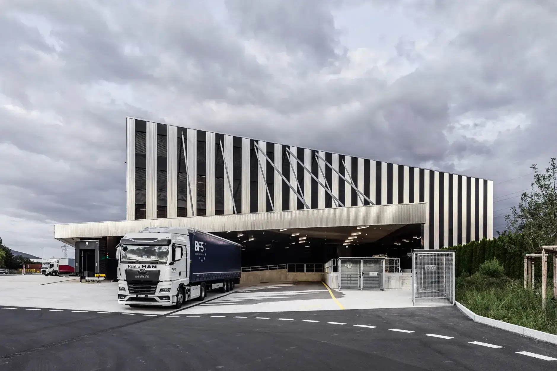 H62 Foto Aussen Anlieferung 06