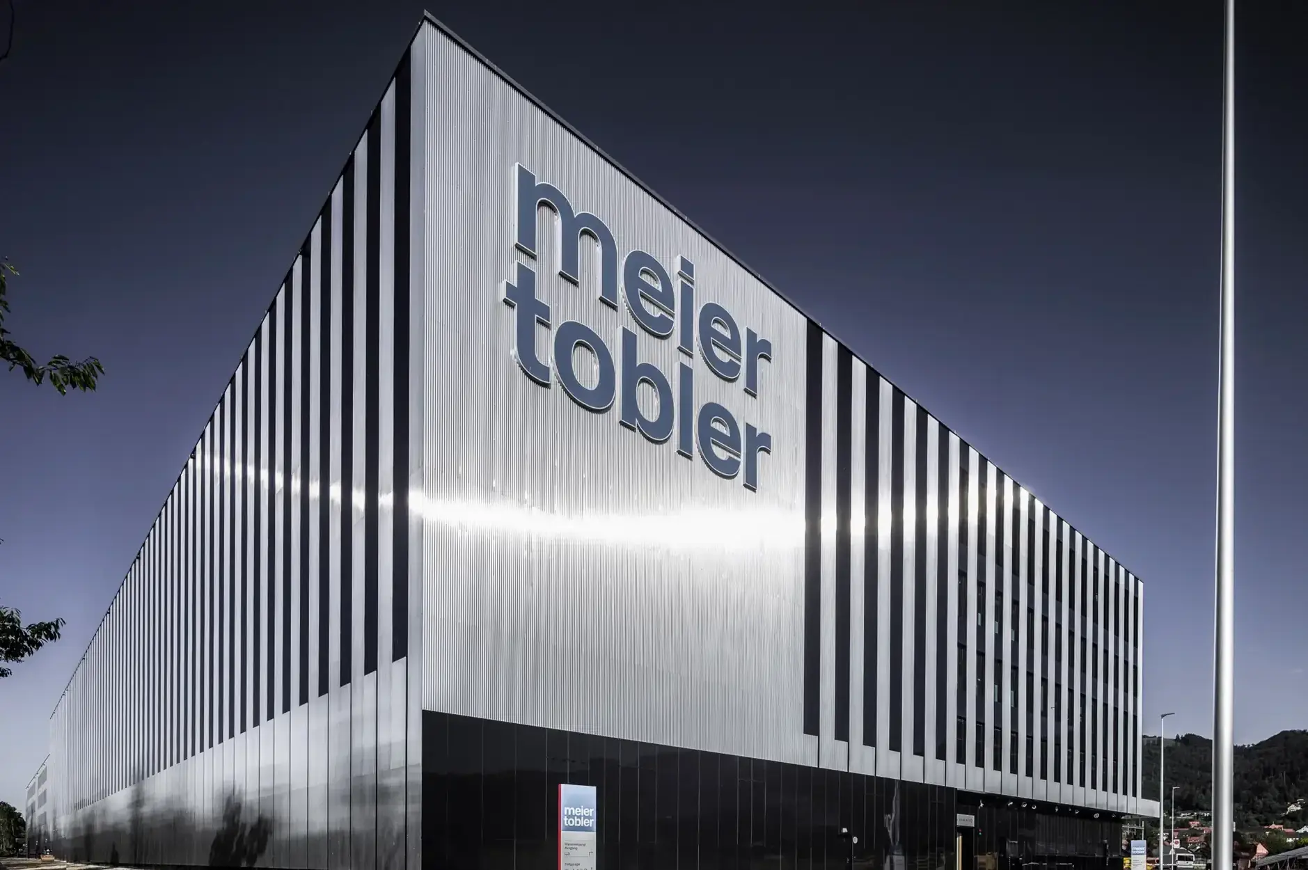 H62 Foto Aussen Schriftzug 01