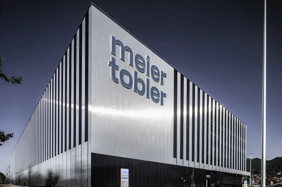 H62 Foto Aussen Schriftzug 01