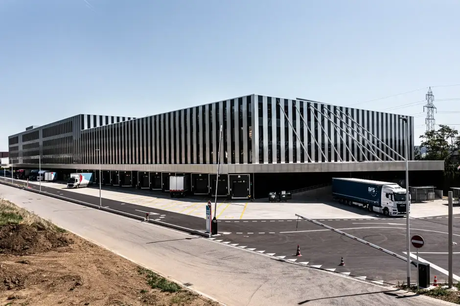 H62 Foto Aussen Anlieferung 01