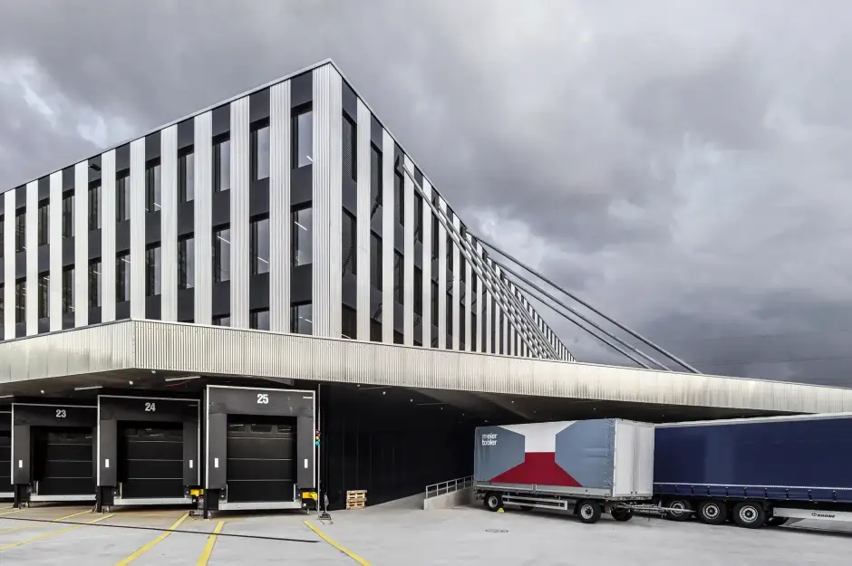 H62 Foto Aussen Anlieferung 03