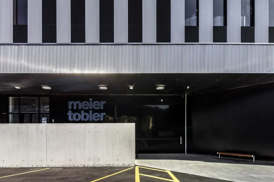 H62 Foto Aussen Haupteingang