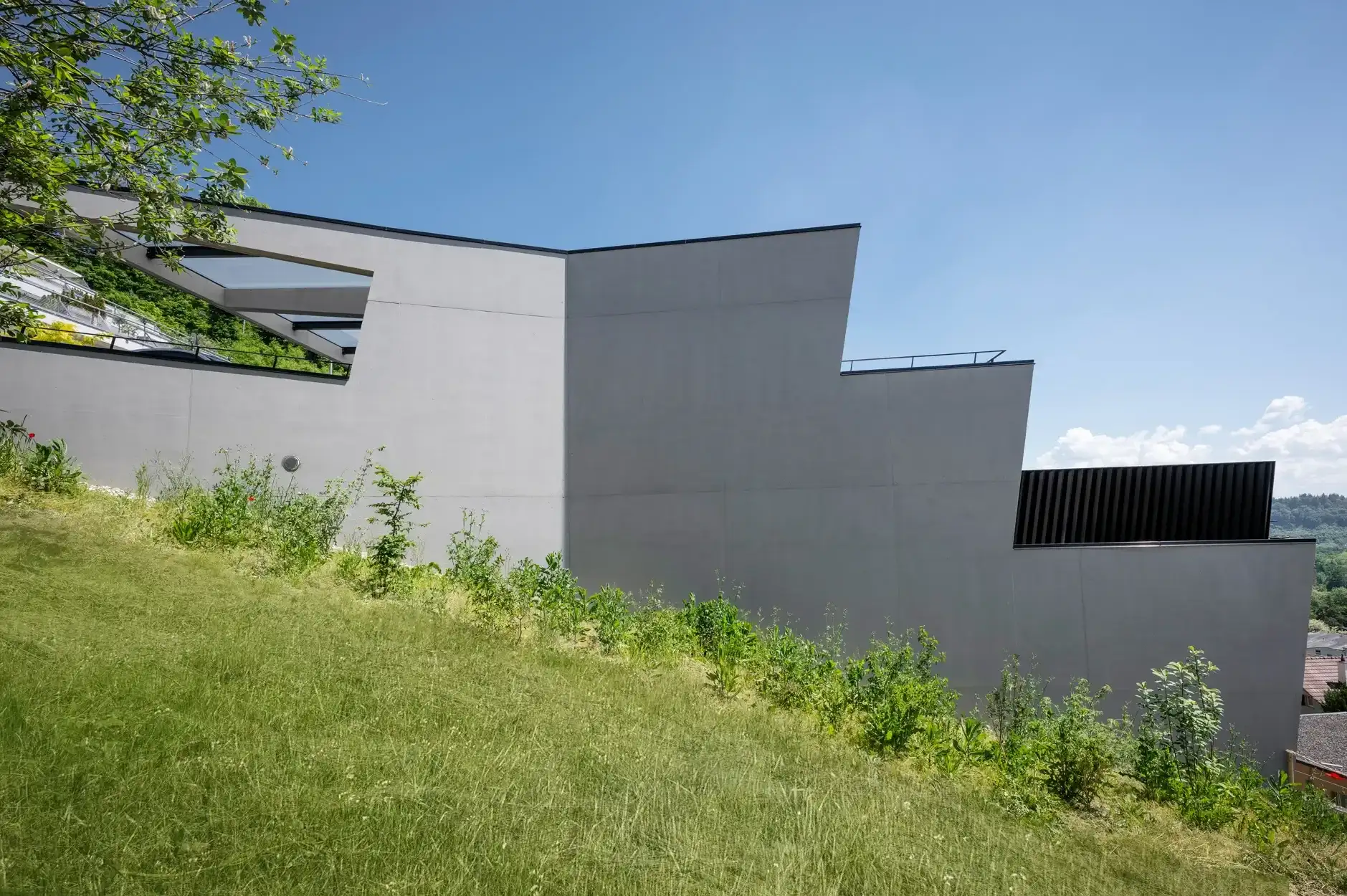 H79 Foto Aussen Seitenfassade Sichtbeton Frontal