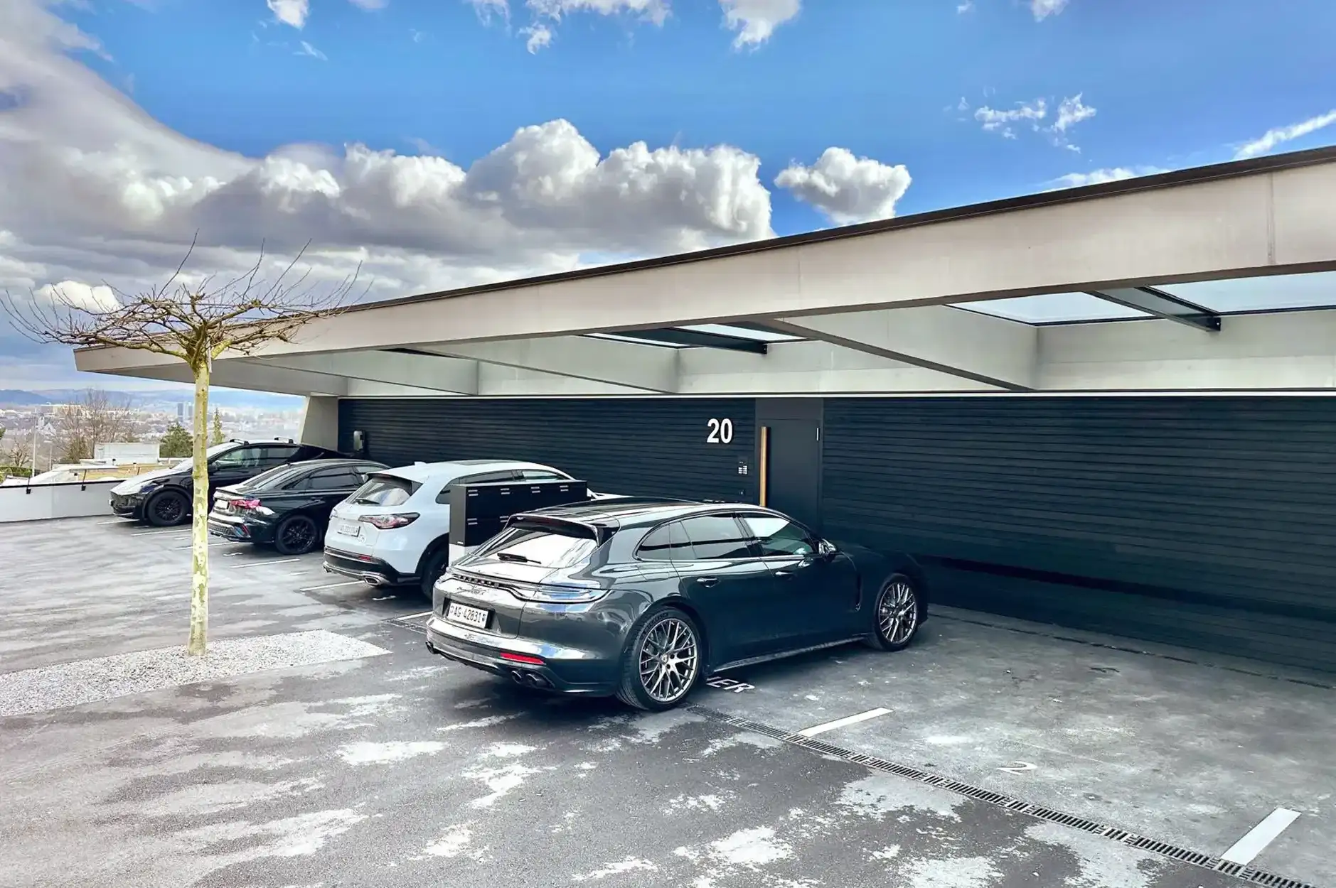 H79 Foto Aussen Vordach Parkplätze