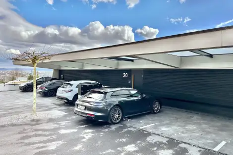 H79 Foto Aussen Vordach Parkplätze